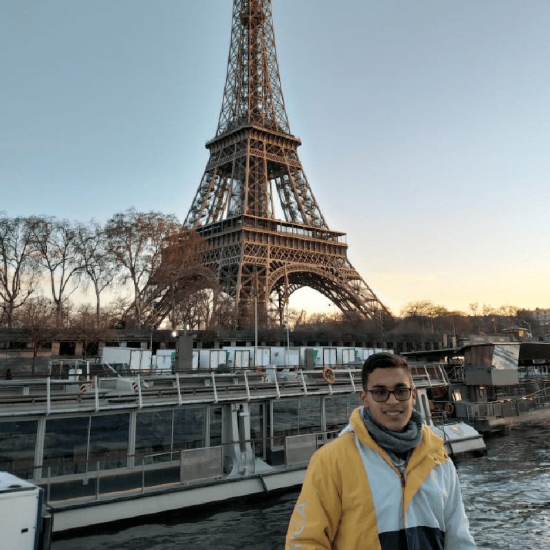 Estudiantes de intercambio contentos en Francia frente a la torre Eiffel