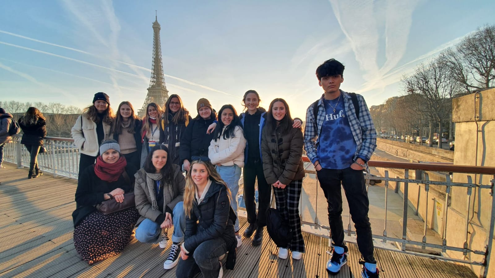 Estudiantes de intercambio contentos en Francia frente a la torre Eiffel