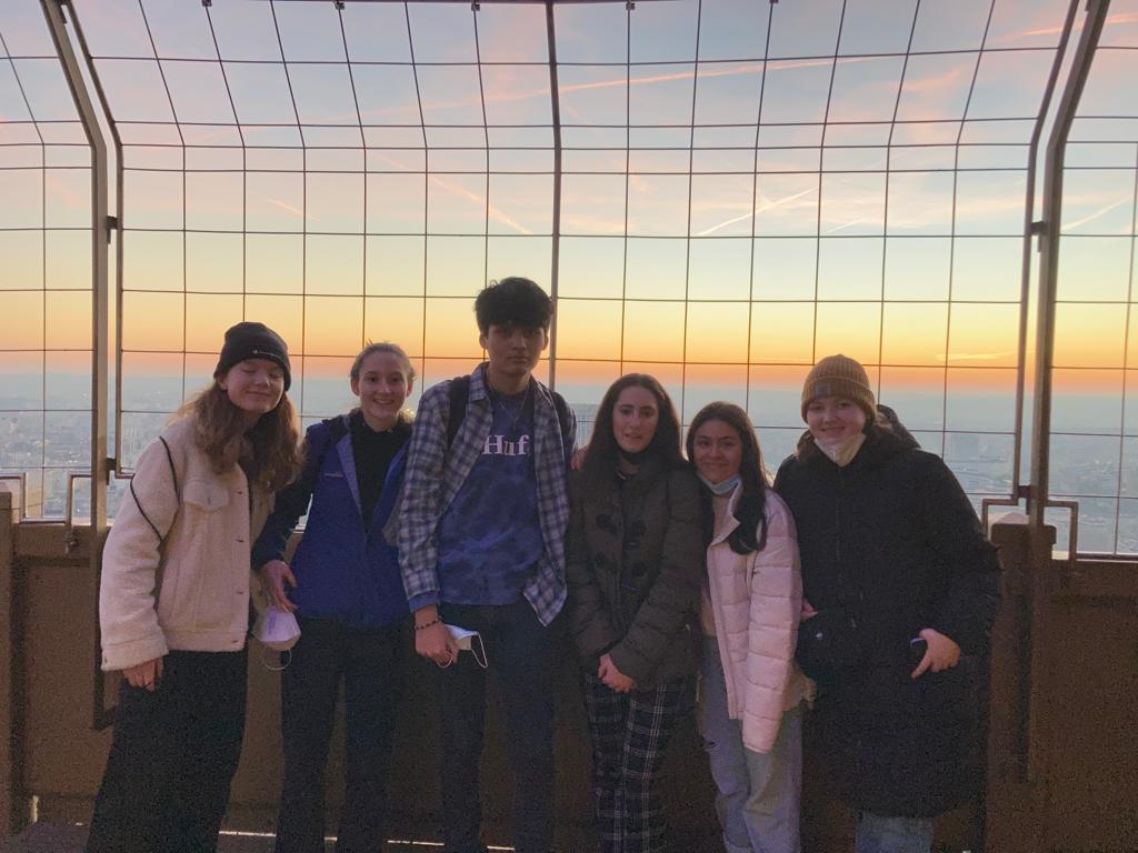 Estudiantes de intercambio contentos en Francia frente a la torre Eiffel